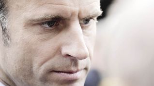 A TODO O NADA. Emmanuel Macron deberá atraer votos de izquierda para ganar el balotaje presidencial francés, pero el aumento del costo de vida y su propuesta de subir la edad de jubilación dificultan ese objetivo.
