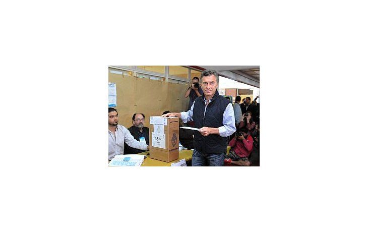 Mauricio Macri se sacó una autofoto en el cuarto oscuro.