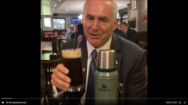 Stanley probando el fernet con coca.