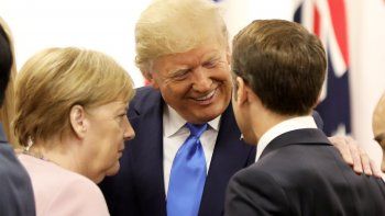 Donald Trump, Emmanuel Macron y Angela Merkel. EEUU y la UE inyectan dinero para sostener la economía.