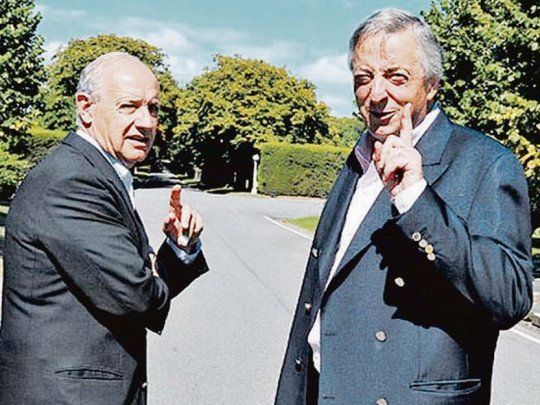 Juntos. Roberto Lavagna y Néstor Kirchner en los jardines de la Residencia de Olivos durante el verano de 2008. 