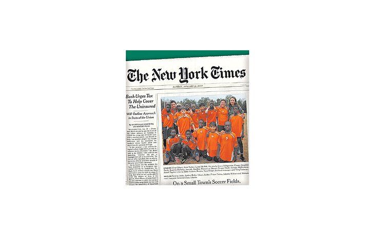 La portada de «The New York Times» muestra la foto de unode los equipos del pueblo de Clarkston. La mayoría de lapoblación aprueba la prohibición del fútbol. Una mujer (blanca)es la que entrena a los niños inmigrantes y defiende laintegración.