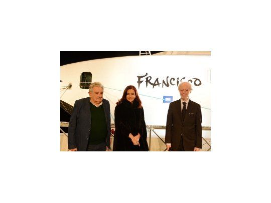 José Pepe Mujica, Cristina de Kirchner y el titular de Buquebús Juan Carlos López Mena,durante el acto de inauguración del nuevo barco de esta empresa , bautizado Francisco en honor al sumo pontífice.