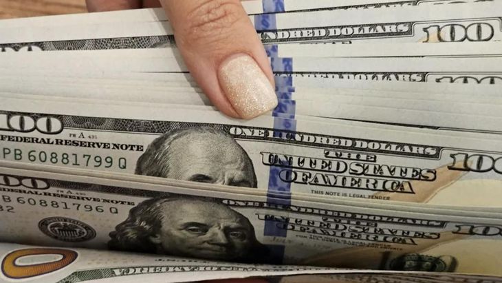 Billetes de 100 dólares estadounidenses. Billetes de 100 dólares estadounidenses.