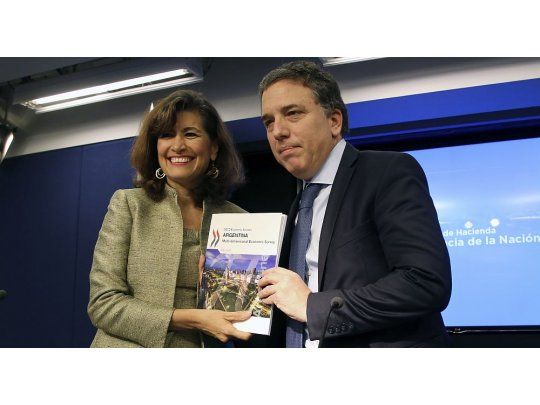 El ministro de Hacienda, Nicolás Dujovne, junto a la directora de la OCDE, Gabriela Ramos, en la presentación del informe.