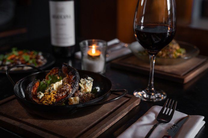 One of the suggestions at Somos Asado is to accompany a cut to share with roasted pumpkin with blue cheese and seed caramel. One of the suggestions at Somos Asado is to accompany a cut to share with roasted pumpkin with blue cheese and seed caramel.