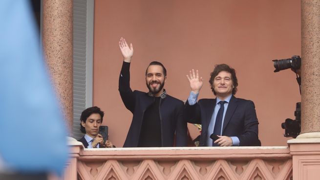 Los mandatarios salieron a saludar en el balcon de la Casa Rosada.