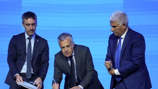 Ignacio Lamothe, Alfredo Cornejo y Claudio Poggi, durante la firma del acta.