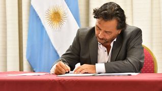 El gobernador Gustavo Sáenz firmó el Decreto de Necesidad y Urgencia. El gobernador Gustavo Sáenz firmó el Decreto de Necesidad y Urgencia.