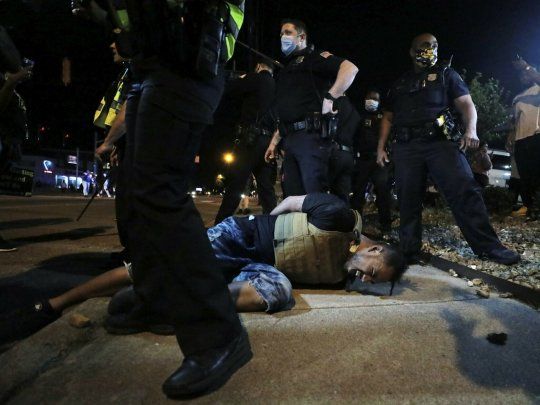 La polic&iacute;a de Minneapolis ser&aacute; investigada por racismo estructural contra los negros.