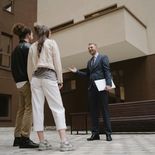 Un corredor inmobiliario asesora a una pareja durante la visita a una propiedad. Desde los colegios advierten que la intermediación profesional resulta clave para garantizar seguridad jurídica, transparencia y control en operaciones de compraventa Un corredor inmobiliario asesora a una pareja durante la visita a una propiedad. Desde los colegios advierten que la intermediación profesional resulta clave para garantizar seguridad jurídica, transparencia y control en operaciones de compraventa