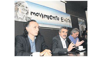 El diputado nacional Agustín Rossi, junto al dirigente santafesino Gerardo Rico, anunció ayer en Rosario la unificación del kirchnerismo.