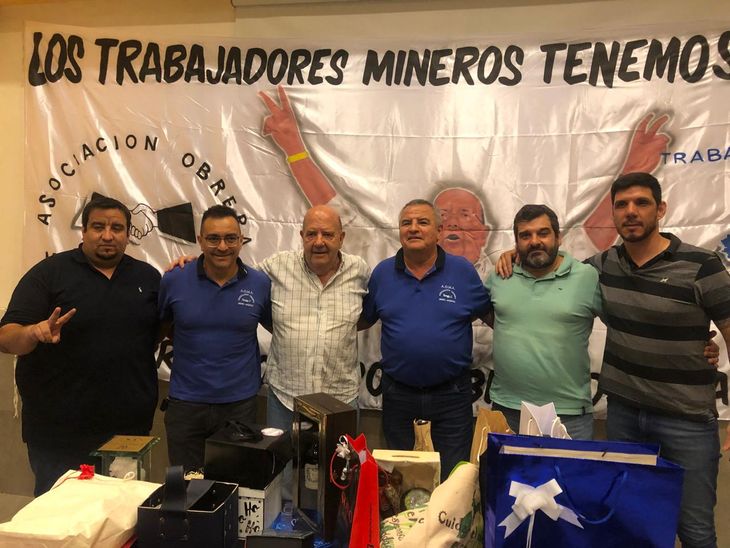 El secretariado nacional de AOMA homenajeando a Héctor Laplace al cumplir los 20 años al frente del gremio. De izquierda a derecha: Maximiliano Castro (Secretario de Higiene y Seguridad), Iván Malla (Secretario Adjunto), Héctor Laplace (Secretario General), Horacio Savid (Tesorero), Alejandro Santillán (Secretario Gremial e Interior) y Gustavo Molina (Secretario Administrativo).