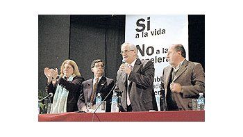 ámbito.com | Jorge Taianay la titulardel árealegal delMinisterio deRelacionesExteriores,Susana Ruiz Cerrutti,agradecierona los vecinosla convocatoria.Losacompañaronelintendentede Gualeguaychú,DanielYrigoyen, yel gobernadorde Ent