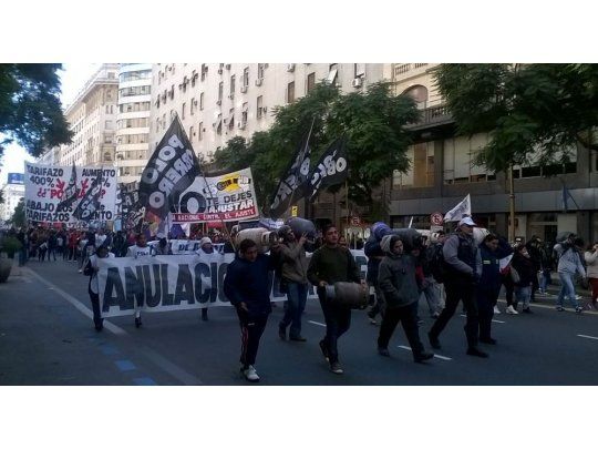 Las organizaciones exigen trabajo genuino y aumento en los programas estatales.
