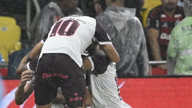 Lanús se coronó campeón de la Recopa Sudamericana bajo la intensa lluvia de Río de Janeiro.