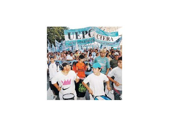 Los docentes de la provincia de Córdoba pararon y marcharon en reclamo de mejoras salariales, al igual que el pedido de medio país.