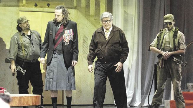 las manos sucias. Aragonés (segundo desde la derecha) en la versión que se verá en el Teatro San Martín.