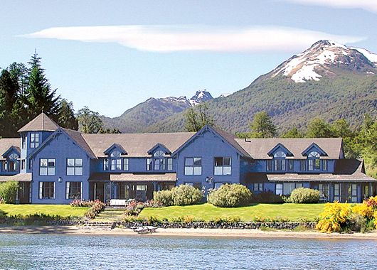 El Bosque de Arrayanes es un espectáculo único en el mundo. Abrazarse a los fríos y añosos troncos es una habitual forma de disfrutar el paseo. Hosterías y hoteles de lujo, junto con el circuito gastronómico, son también protagonistas de la belleza angosturense.