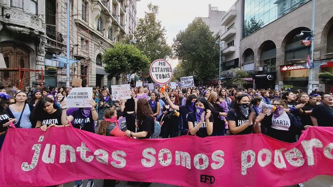 Colectivos de mujeres se movilizaron en las calles de Montevideo por el 8M.