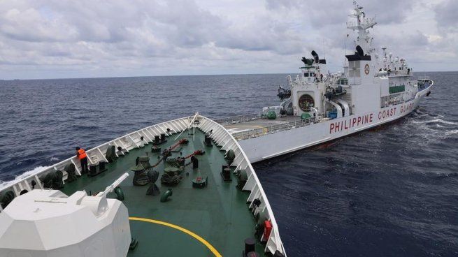 Tension at sea: China and the Philippines exchange accusations over the collision of two ships