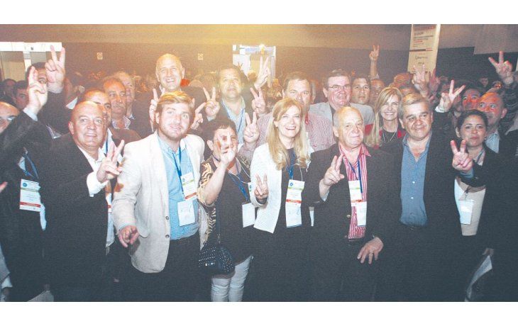 compañeros. Verónica Magario (La Matanza) fue electa jefa de la Federación Argentina de Municipios en una votación a mano alzada en Costa Salguero. Se cantó la marcha peronista.