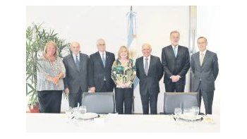 Susana Ruiz Cerruti, Carlos Ruckauf, Domingo Cavallo, Rafael Bielsa, Jorge Taiana y Adalberto Rodríguez Giavarini junto a Susana Malcorra.