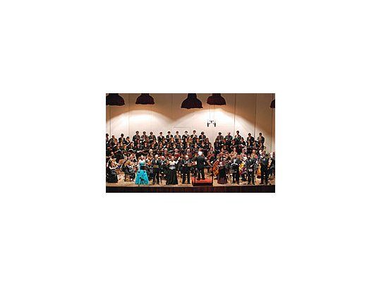 Dirigida porMario Perussoe interpretadapor laAsociación deProfesores delTeatro Colón,coro y muybuenoscantantes, seoyó unaestupendaversión deconcierto de laópera de Verdi.