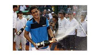 Nicolás Almagro feseteja con champagne su bicampeonato en Buenos Aires.