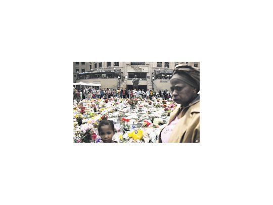 Flores, fotos, carteles con mensajes sentidos. Todos los recursos son válidos para que los sudafricanos, blancos y negros por igual, rindan su homenaje al padre de su convivencia democrática y pacífica.
