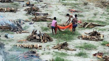 Los cuerpos de las víctimas del coronavirus surgen de las aguas del río sagrado Ganges en la India.