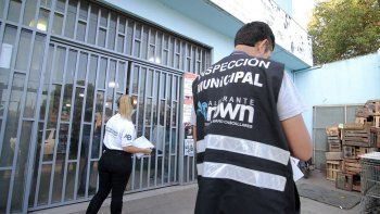 Clausuran comercios por cobras recargos en la tarjeta alimentar.&nbsp;