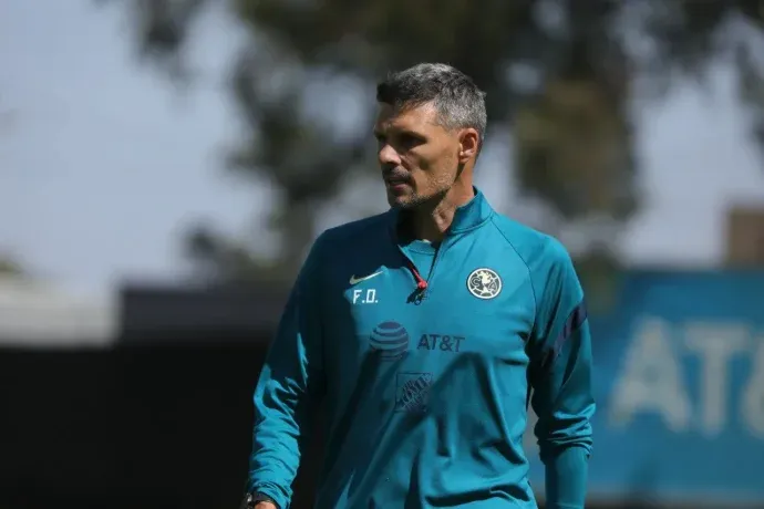 Tras la goleada sufrida el fin de semana, la aficion de Rayados pidió la salida del banquillo del 