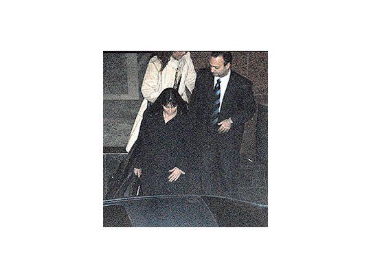 No innovó Felisa Miceli ayer en su salida del poder. Abandonóla Casa de Gobierno casi sola y al anochecer, cuando enel despacho de Kirchner ya se bendecía a Miguel Peirano.