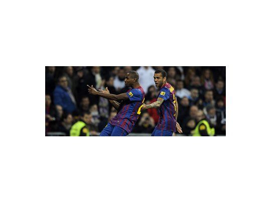 Abidal festeja su gol, el de la victoria de Barcelona.