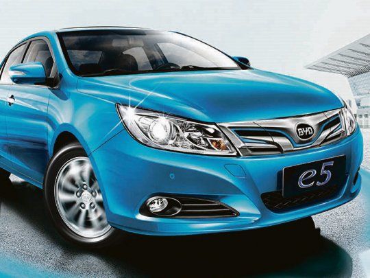BYD E5. El fabricante chino traerá este modelo eléctrico al país, con motor equivalente a los 215 CV.