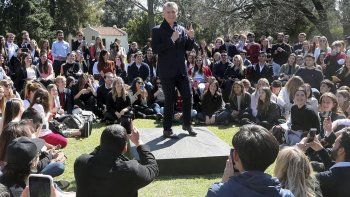 En medio de la campaña, el presidente Mauricio Macri encabezó en la Residencia de Olivos un encuentro con jóvenes en el que repasaron las acciones puestas en marcha por el Gobierno para contribuir a mitigar y revertir los efectos del cambio climático.