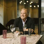 El empresario generó miles de millones, pero su verdadera pasión es el cine. El empresario generó miles de millones, pero su verdadera pasión es el cine.