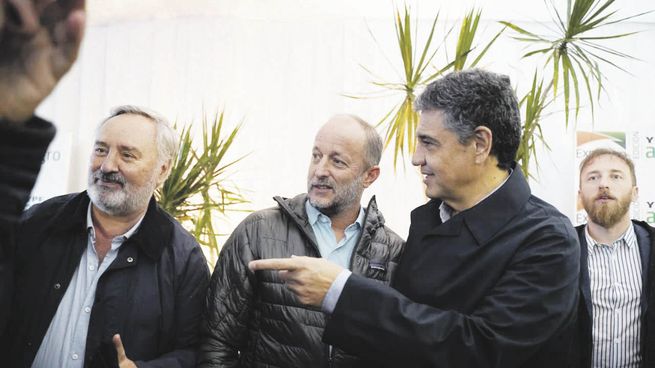Campo. Martín Insaurralde estuvo acompañado por Mariano Cascallares de Almirante Brown, entre otros. Jorge Macri recorrió la feria agropecuaria junto a Joaquín de la Torre.