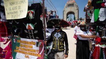 Vendedores ambulantes usan barbijo en las calles de Ciudad de M&eacute;xico.