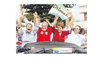 El gobernador de Río de Janeiro, Sergio Cabral, aliado del PT; Luiz Inácio Lula da Silva, Dilma Rousseff y el alcalde Eduardo Paes participaron ayer de una populosa caravana en la ciudad carioca.