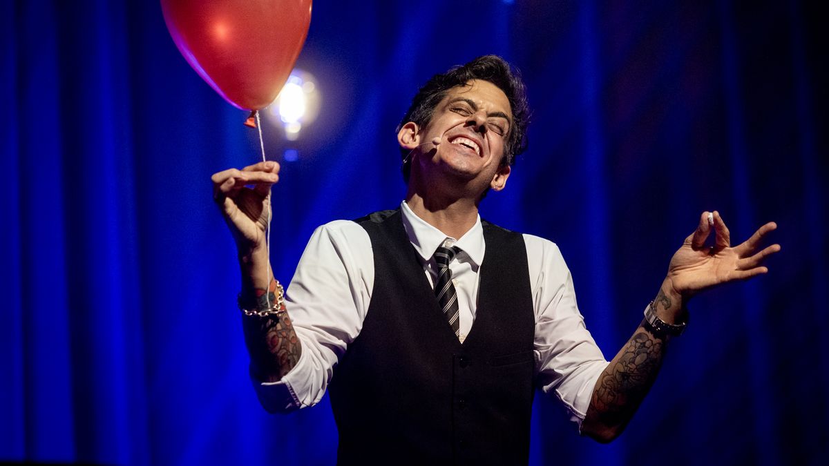 Agustín “Soy Rada” Aristarán: the one-man orchestra who presents a magic show at the Opera, his band “Niño monja” at Cosquín Rock and a two-month tour in Portugal