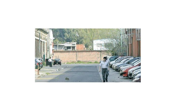 Se trata del muro que construyó como parte del estacionamiento de su planta en Barracas.