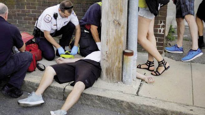 TRAGEDIA. Paramédicos atienten a un adicto en las calles de EE.UU. El reporte parlamentario advierte que la situación se ha empeorado durante la pandemia.