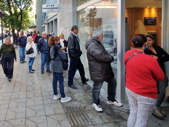 Desde el jueves a la anoche inclusive se comenzaron a formar largas filas y poco distanciamiento entre las personas -muchas de ellas de segmentos de riesgo frente a la pandemia- frente a los bancos, que volvieron a abrir para permitir solo el cobro jubilaciones y planes sociales.