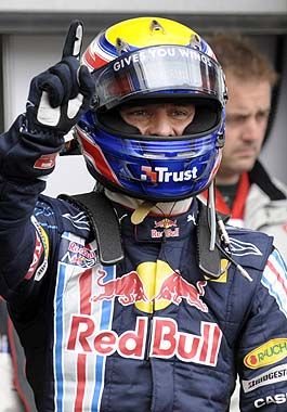 Webber festeja su primera pole.