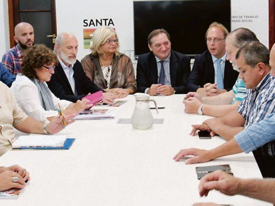 Pulseada. Los funcionarios de Lifschitz, ayer durante la reunión con los dirigentes docentes. La negociación continuará la semana que viene.