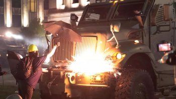 Por tercera noche consecutiva, hubo manifestaciones en Kenosha, Wisconsin, por el ataque a balazos de un polic&iacute;a blanco contra Jacob Blake, otro negro desarmado.