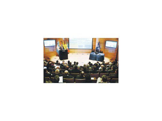 La ministra Giorgi, ayer en una cumbre organizada por YPF y el Ministerio de Industria y la Cancillería. Clásico: se habló del potencial para sustituir las importaciones en el sector.