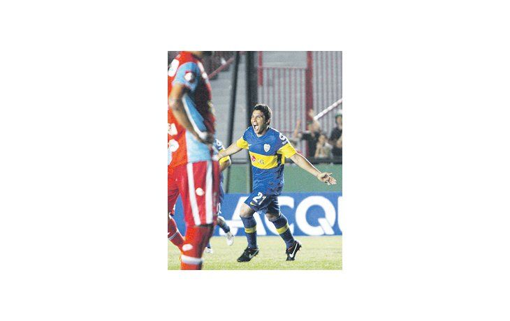 Cristian Chávez y su festejo loco. El volante, con su gol, salvó el invicto del campeón.